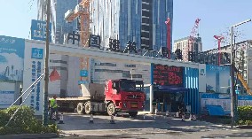 圍擋廠家、建筑施工圍擋圍深圳新材料產(chǎn)業(yè)大廈項目提供安全保障