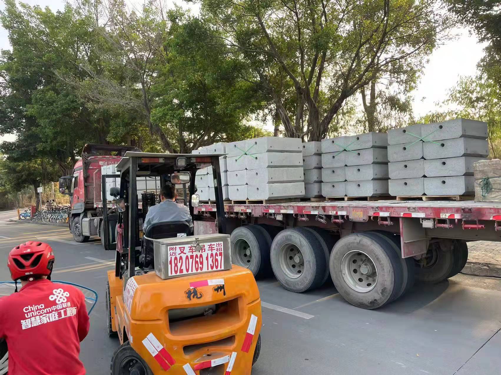 建筑工地的圍擋用的是什么材質(zhì)的材料??？